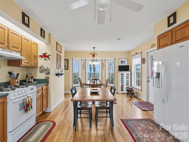 24 Abbey Lane, Hendersonville, NC 28739