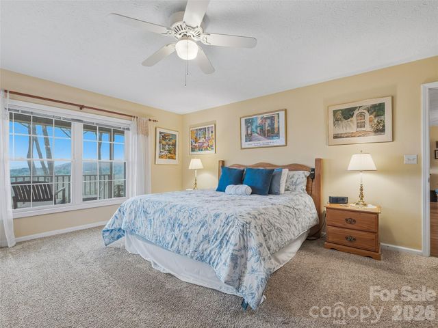 24 Abbey Lane, Hendersonville, NC 28739