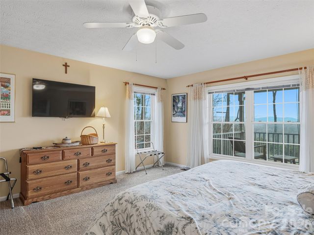 24 Abbey Lane, Hendersonville, NC 28739