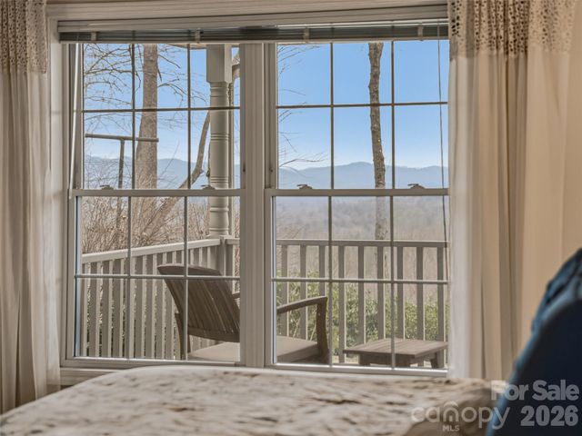 24 Abbey Lane, Hendersonville, NC 28739