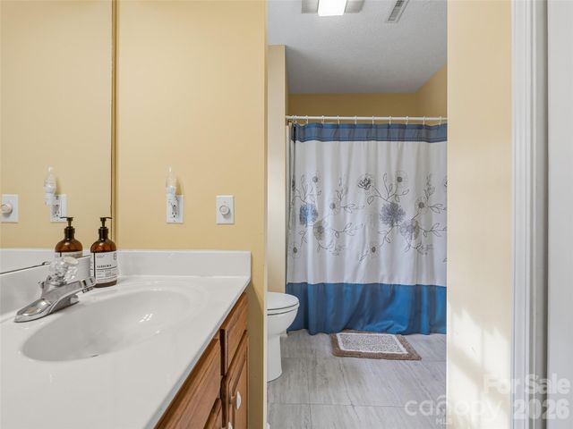 24 Abbey Lane, Hendersonville, NC 28739