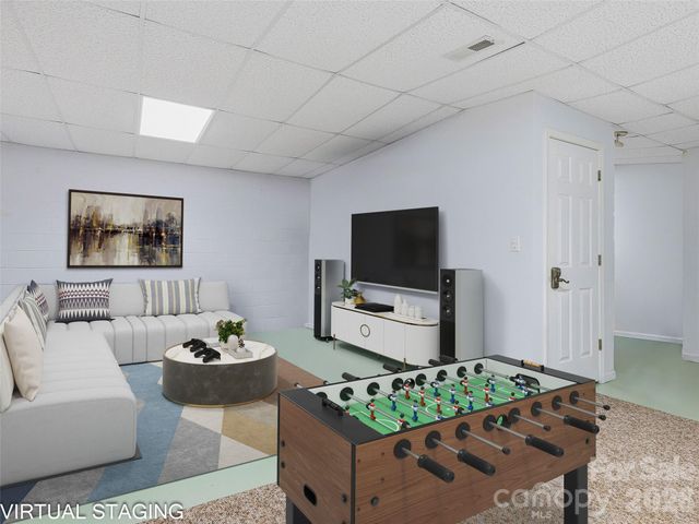 24 Abbey Lane, Hendersonville, NC 28739