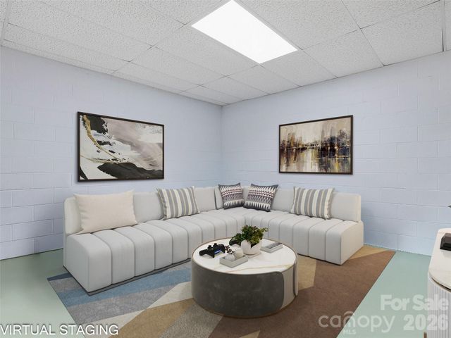 24 Abbey Lane, Hendersonville, NC 28739