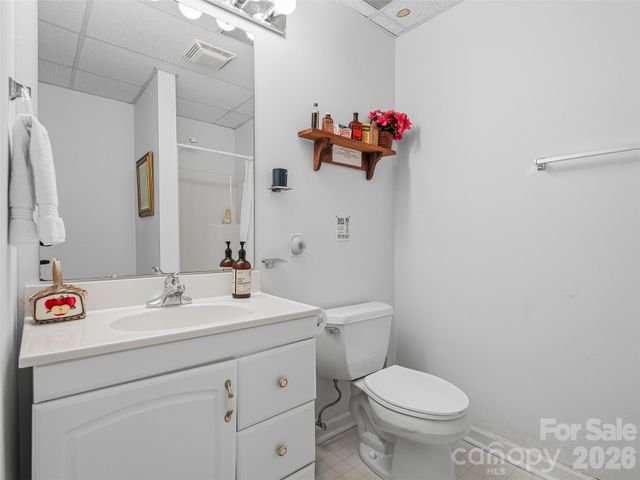 24 Abbey Lane, Hendersonville, NC 28739