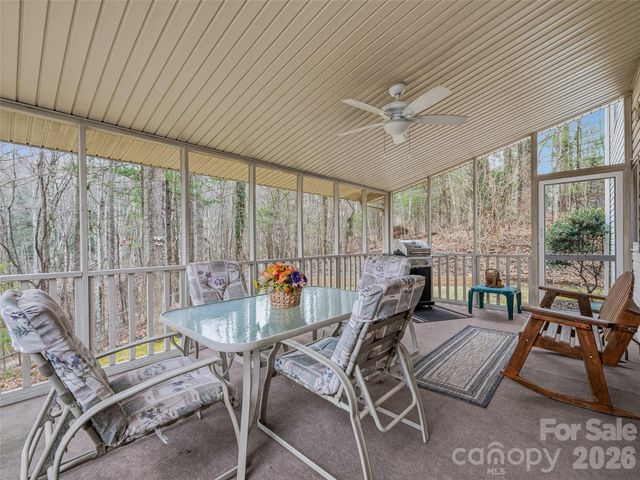 24 Abbey Lane, Hendersonville, NC 28739