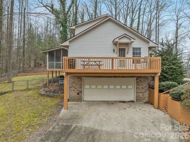 24 Abbey Lane, Hendersonville, NC 28739