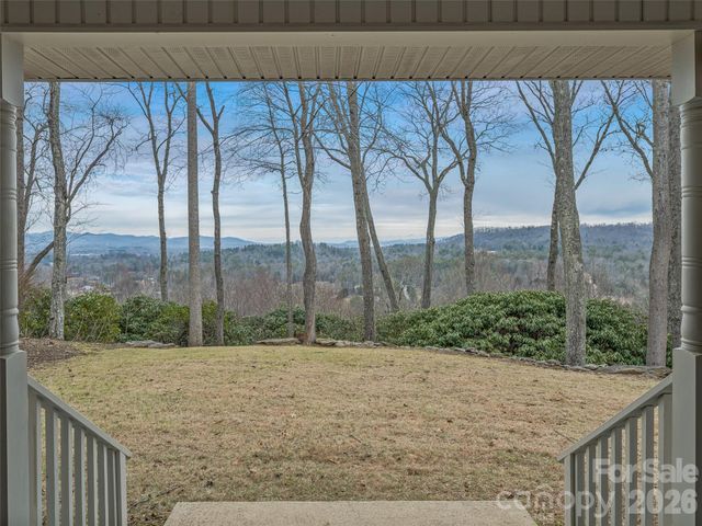 24 Abbey Lane, Hendersonville, NC 28739