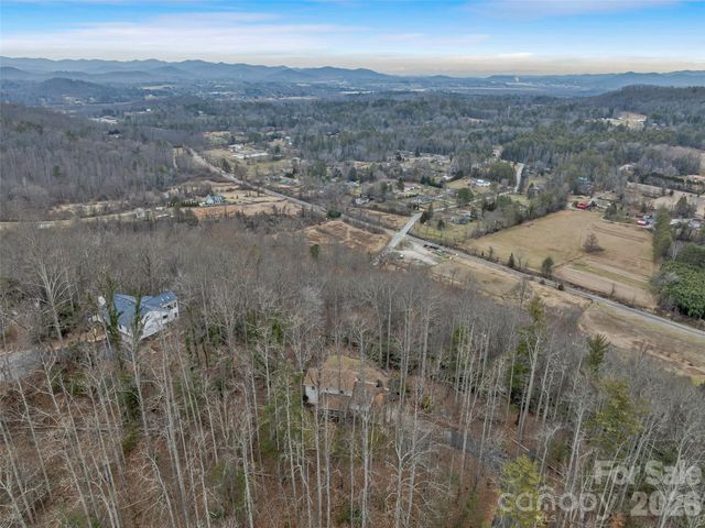 24 Abbey Lane, Hendersonville, NC 28739