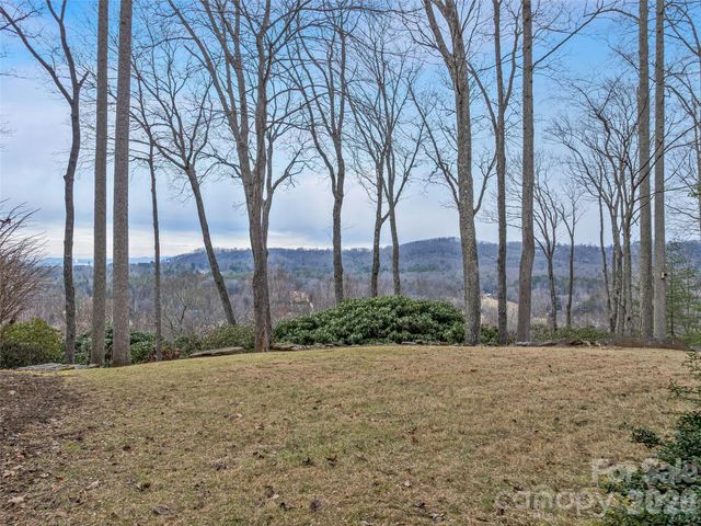 24 Abbey Lane, Hendersonville, NC 28739