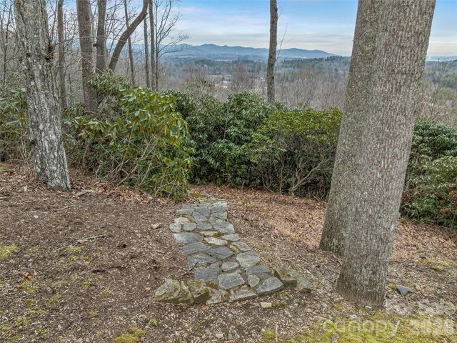 24 Abbey Lane, Hendersonville, NC 28739