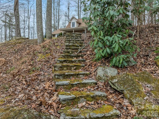 24 Abbey Lane, Hendersonville, NC 28739