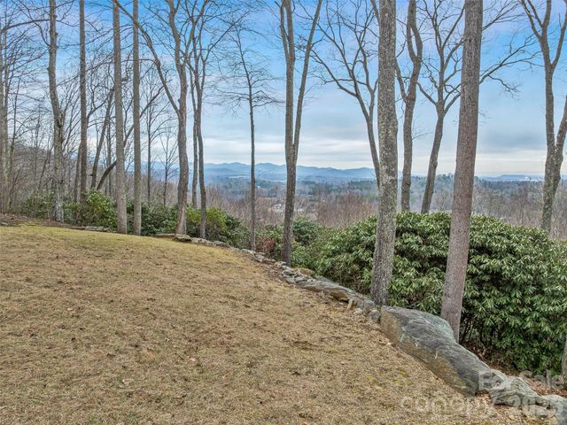 24 Abbey Lane, Hendersonville, NC 28739