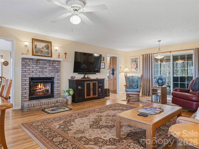 24 Abbey Lane, Hendersonville, NC 28739