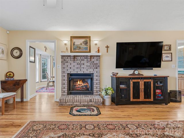 24 Abbey Lane, Hendersonville, NC 28739