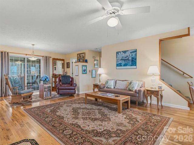 24 Abbey Lane, Hendersonville, NC 28739