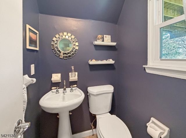 85 Powderhorn Dr, Lopatcong Twp., NJ 08865