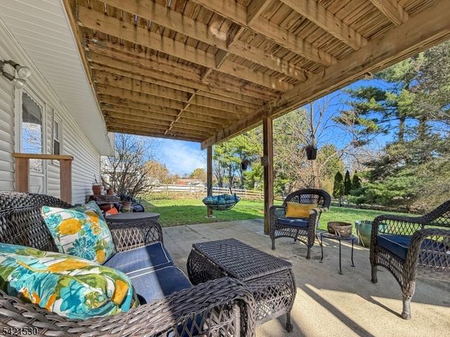 85 Powderhorn Dr, Lopatcong Twp., NJ 08865