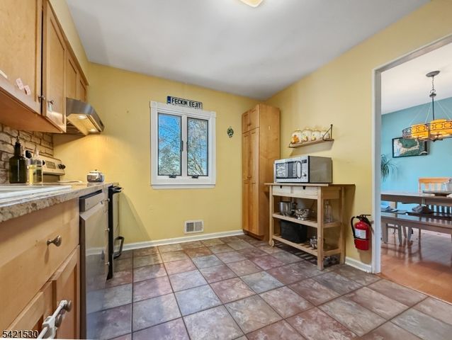 85 Powderhorn Dr, Lopatcong Twp., NJ 08865