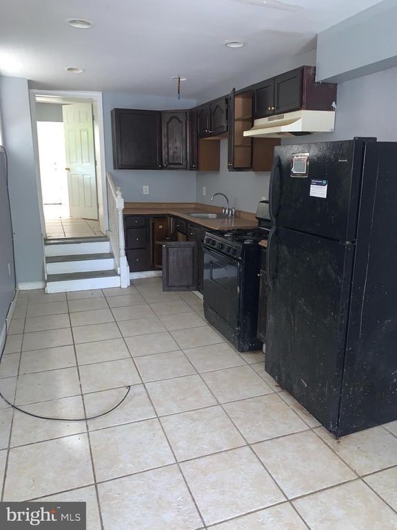 Image 4 of property listing at 402 S CALHOUN ST, Baltimore, MD 21223