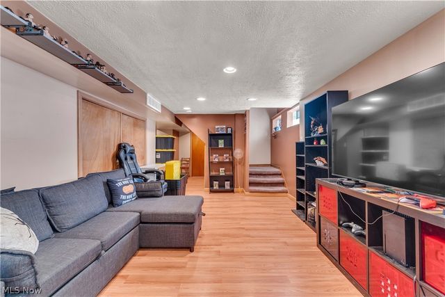 26913 Elizabeth Lane, Olmsted Falls, OH 44138