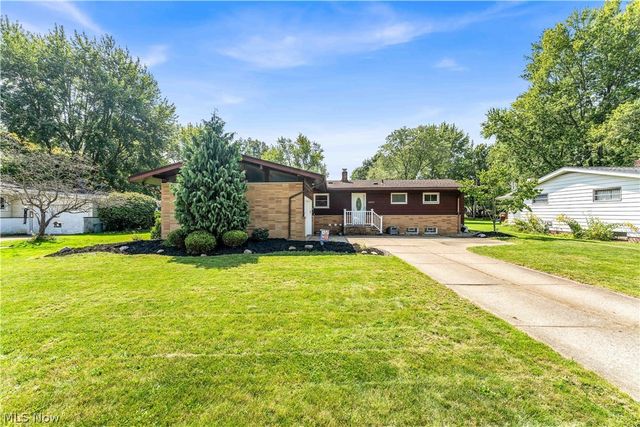 26913 Elizabeth Lane, Olmsted Falls, OH 44138
