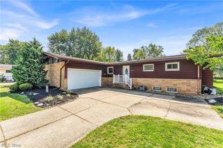 26913 Elizabeth Lane, Olmsted Falls, OH 44138