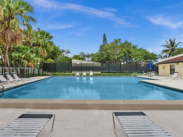 10828 SW 72nd St 205, Miami, FL 33173