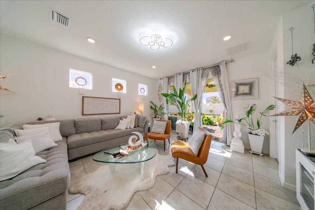 Image 20 of property listing at 1833 SPRING SHOWER CIRCLE, Kissimmee, FL 34744
