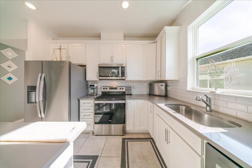 Image 24 of property listing at 1833 SPRING SHOWER CIRCLE, Kissimmee, FL 34744