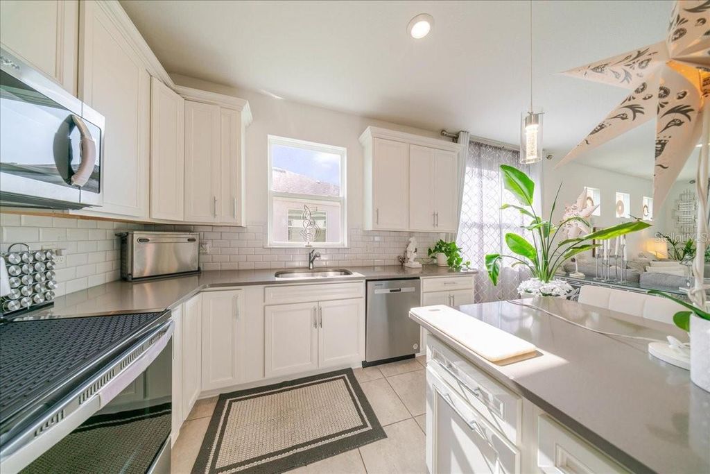 Image 25 of property listing at 1833 SPRING SHOWER CIRCLE, Kissimmee, FL 34744