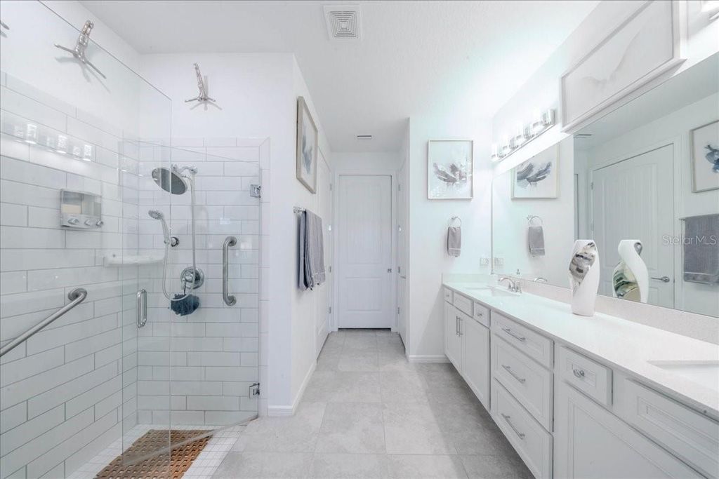 Image 33 of property listing at 1833 SPRING SHOWER CIRCLE, Kissimmee, FL 34744