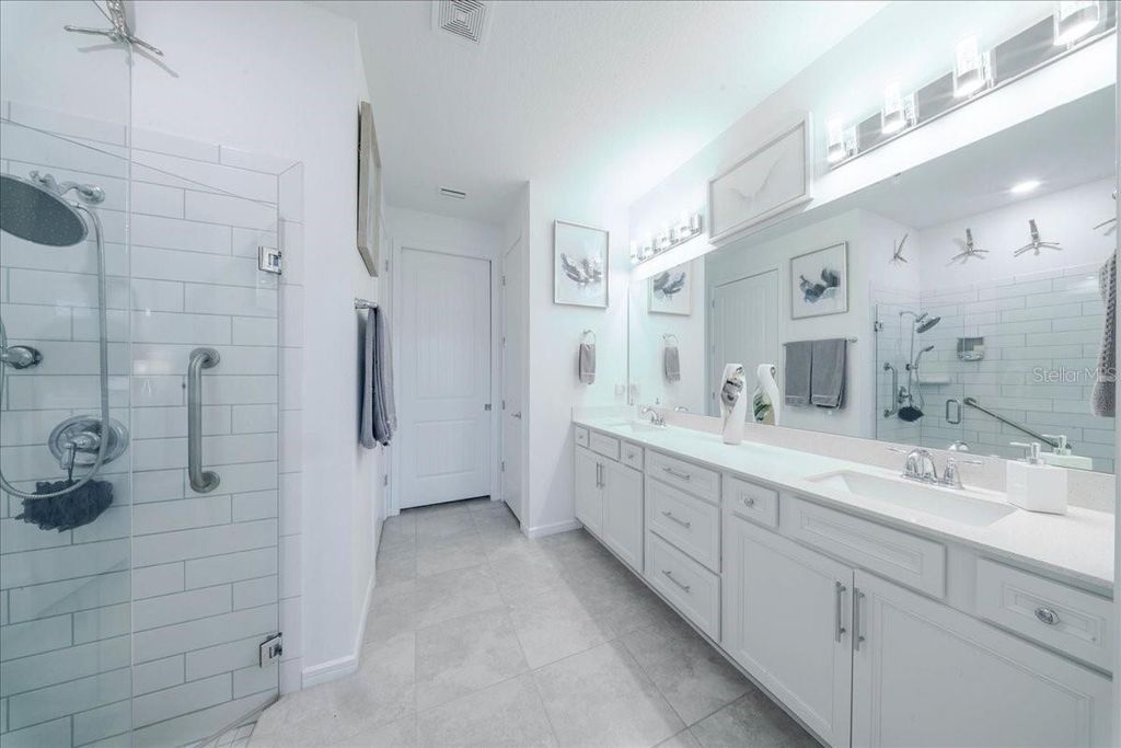 Image 34 of property listing at 1833 SPRING SHOWER CIRCLE, Kissimmee, FL 34744