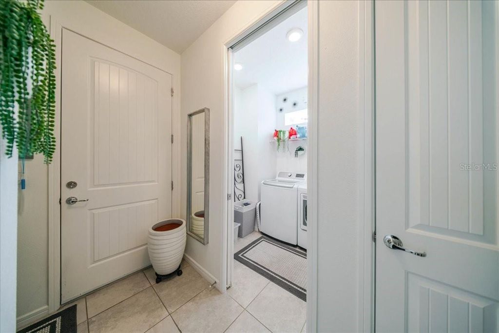 Image 10 of property listing at 1833 SPRING SHOWER CIRCLE, Kissimmee, FL 34744