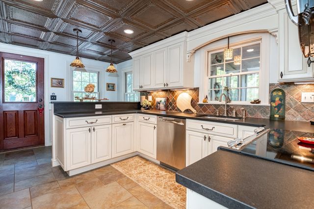 67 Cross St, Rowley, MA 01969