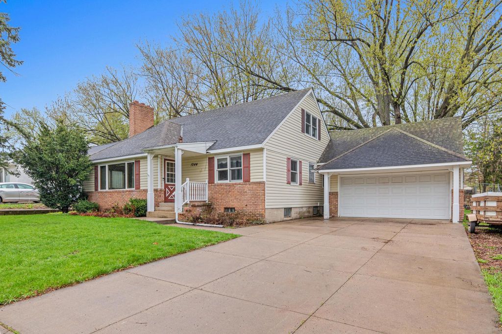 1244 Skillman Avenue W, Roseville, MN 55113
