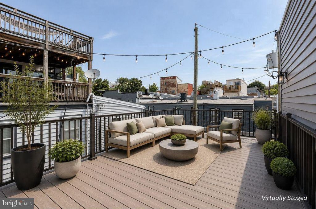Image 4 of property listing at 302 S DUNCAN ST, Baltimore, MD 21231