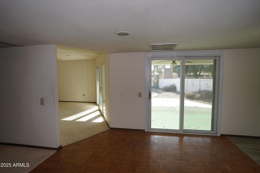Image 10 of property listing at 9803 W PEBBLE BEACH Drive, Sun City, AZ 85351