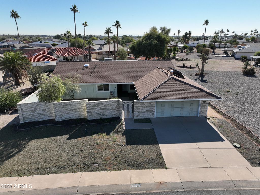 Image 4 of property listing at 9803 W PEBBLE BEACH Drive, Sun City, AZ 85351