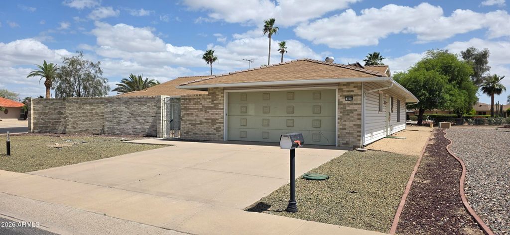 Image 5 of property listing at 9803 W PEBBLE BEACH Drive, Sun City, AZ 85351
