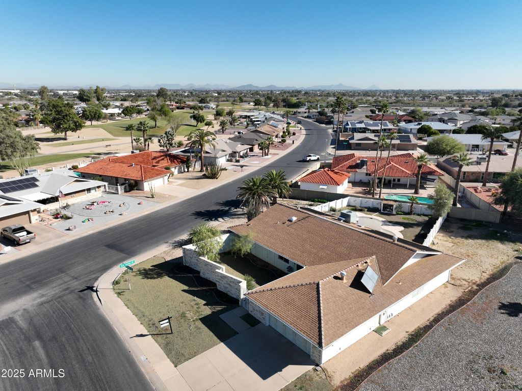 Image 6 of property listing at 9803 W PEBBLE BEACH Drive, Sun City, AZ 85351