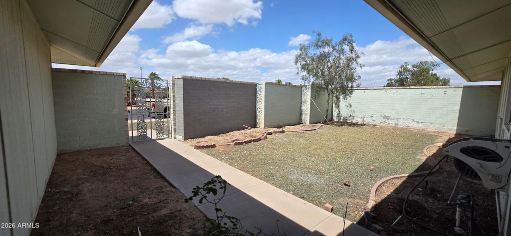 Image 8 of property listing at 9803 W PEBBLE BEACH Drive, Sun City, AZ 85351