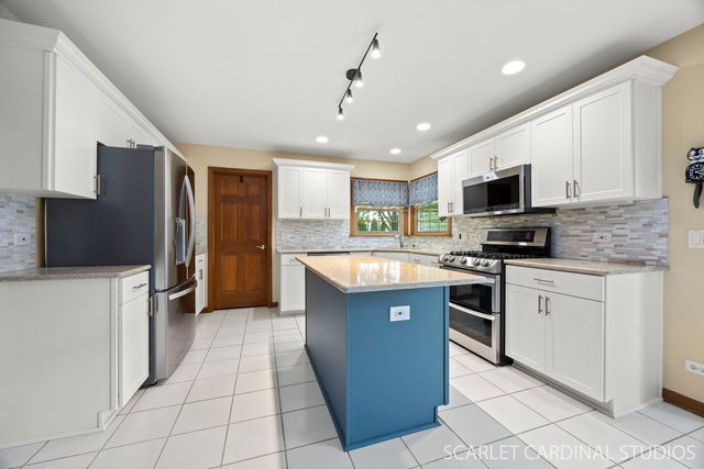 1063 Willow Creek Road, West Chicago, IL 60185