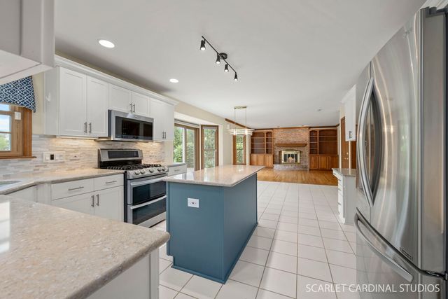 1063 Willow Creek Road, West Chicago, IL 60185