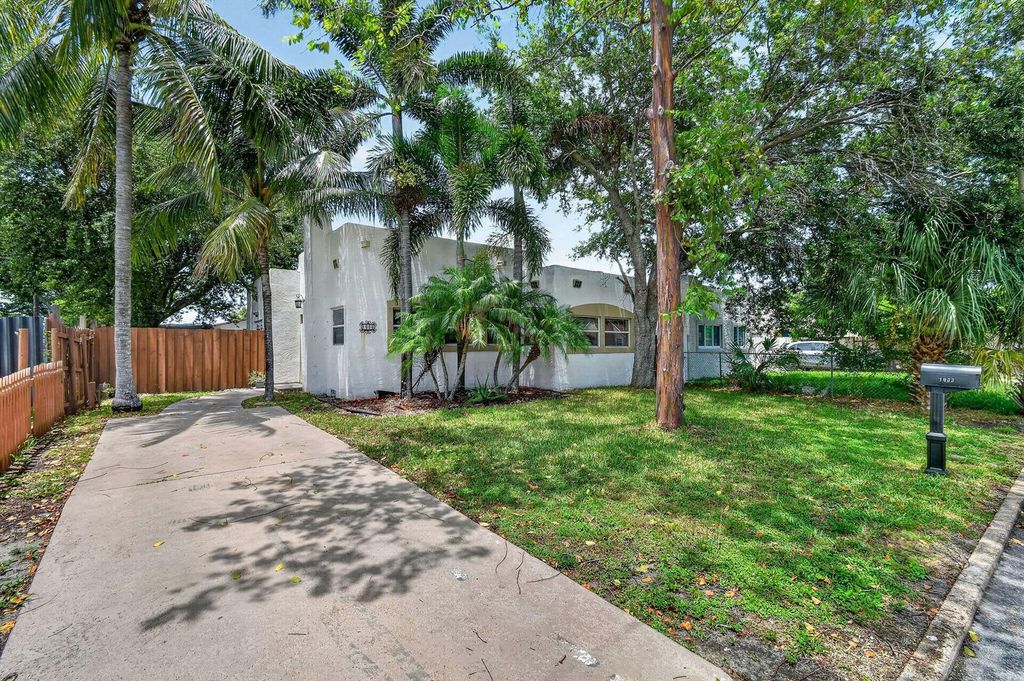 1005 Selkirk Street, West Palm Beach, FL 33405