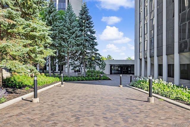 1 Parklane Boulevard, Dearborn, MI 48126
