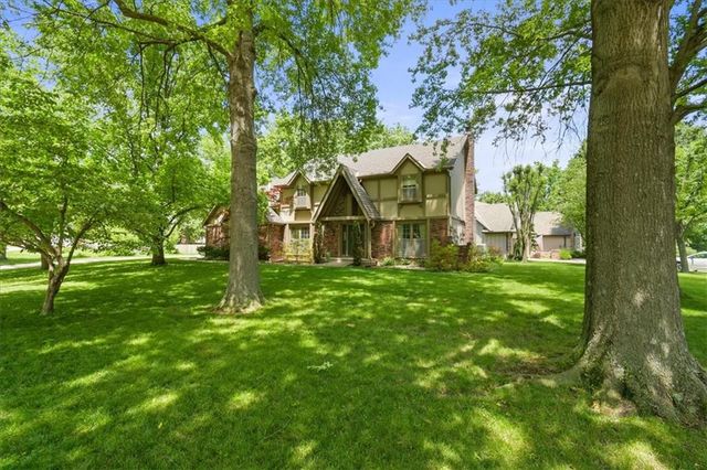 3613 NW Blue Jacket Drive, Lee's Summit, MO 64064