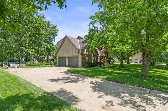 3613 NW Blue Jacket Drive, Lee's Summit, MO 64064