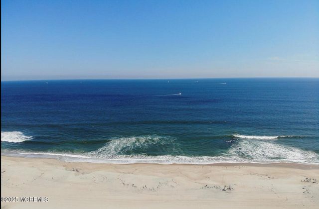 186 Whalepond Road, Oakhurst, NJ 07755