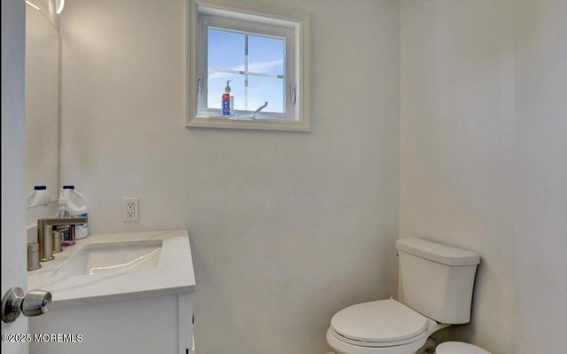 186 Whalepond Road, Oakhurst, NJ 07755