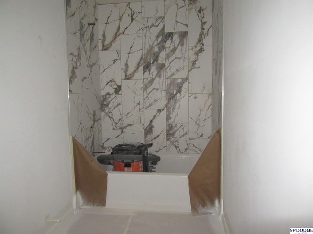 5018 Vane Circle, Omaha, NE 68152